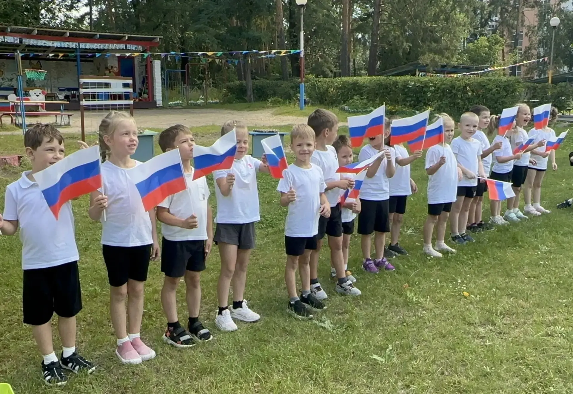 В детском саду прошел спортивный праздник, посвященный Дню Российского флага.