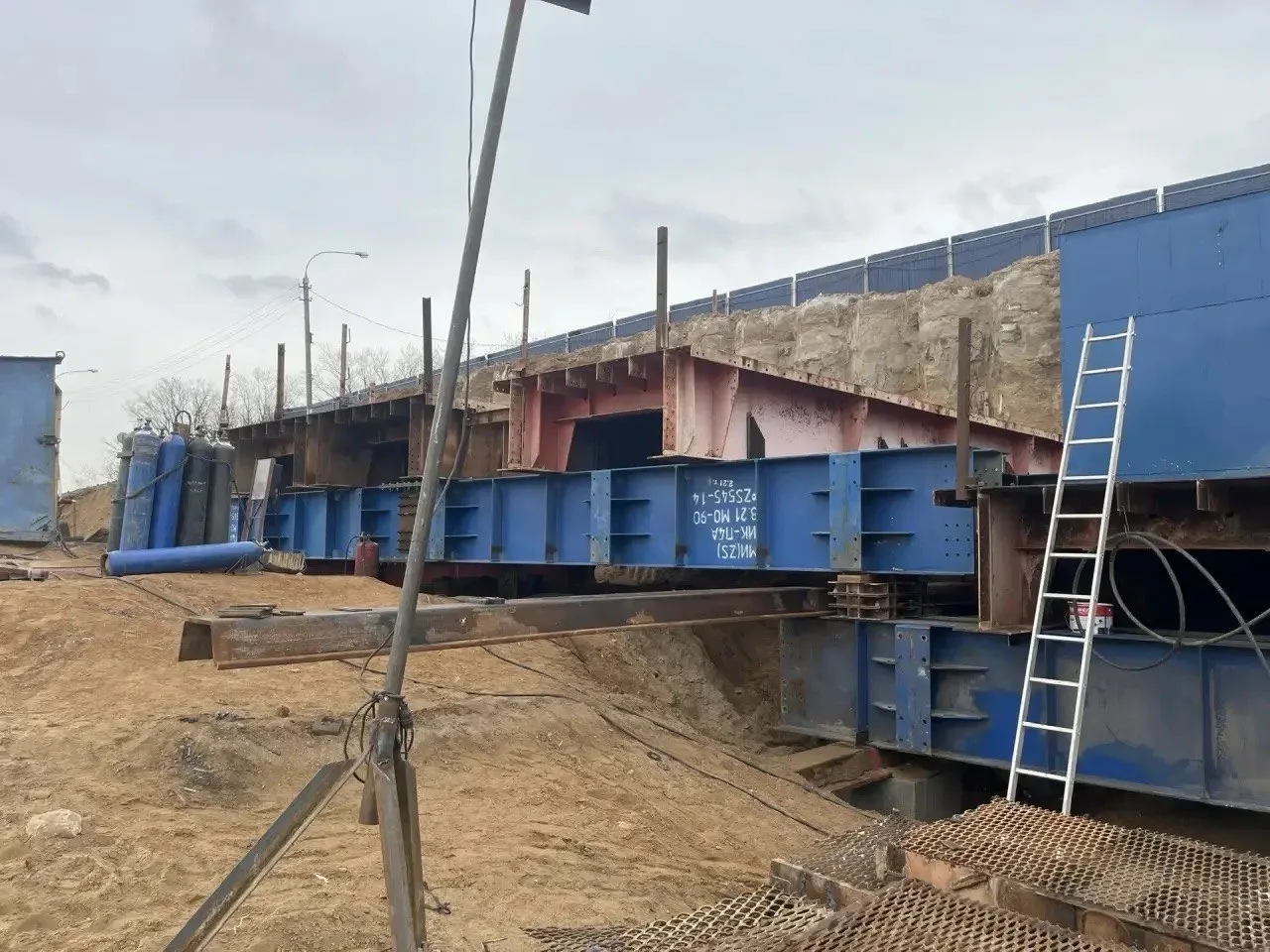 👷‍♂️ В Дмитрове на новом Рогачёвском мосту начали монтировать пролёт  На земле продолжается укрупнит