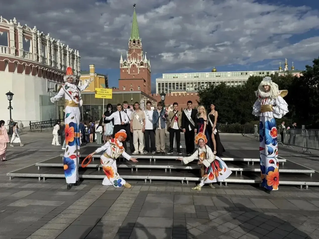 Наши одиннадцатиклассники посетили выпускной бал в Кремле!

Ребята вместе с классным руководителем п