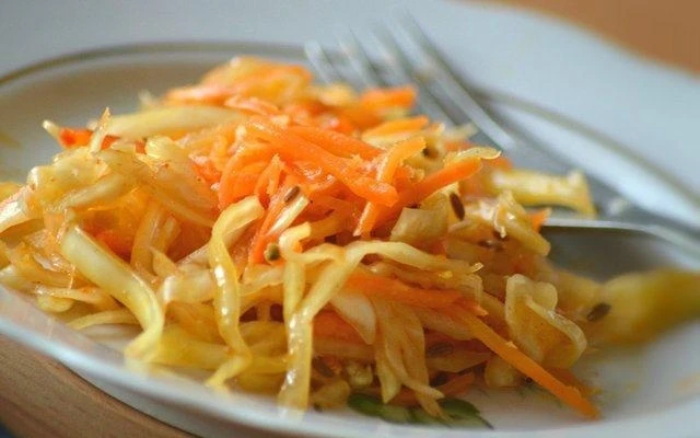 Салат из куриного филе, свежих огурцов и консервированных шампиньонов