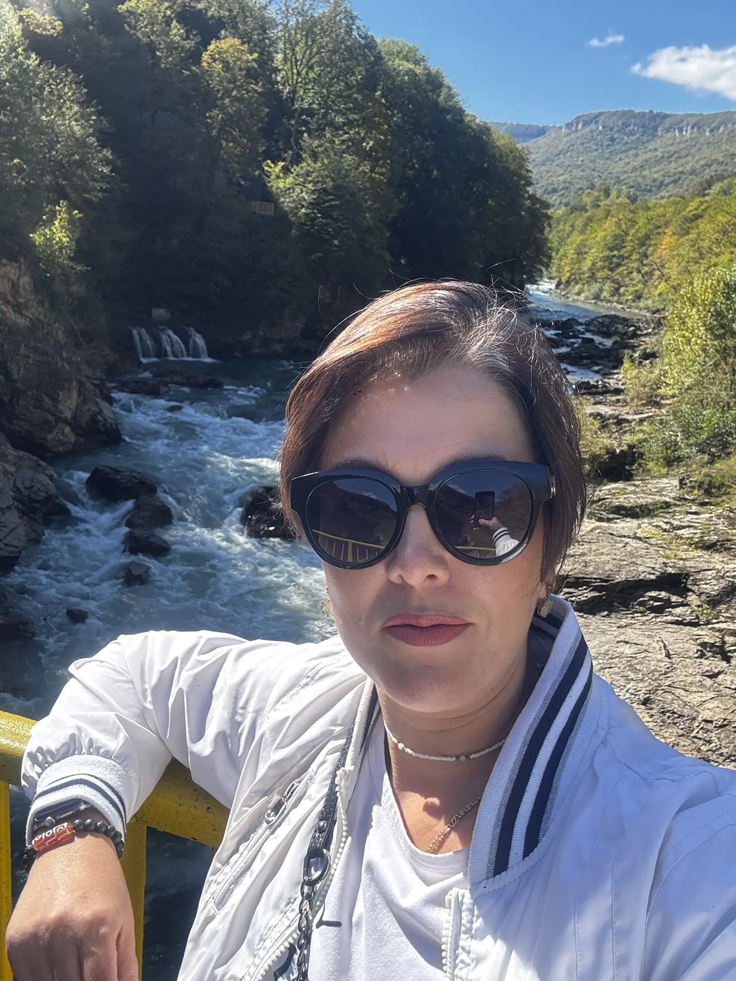 Это тропа- 2 км по горам, где на пути 4 водопада реки Белая