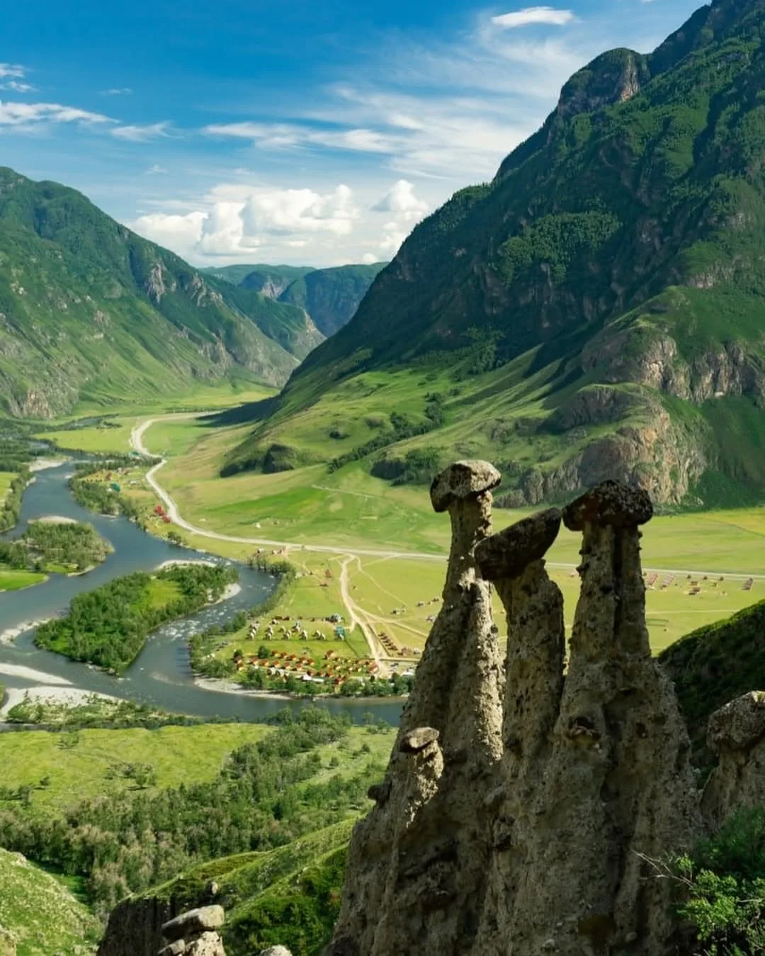 🌄 Чулышманская долина  Это место — один из самых нетронутых районов Горного Алтая. Дороги здесь в ос