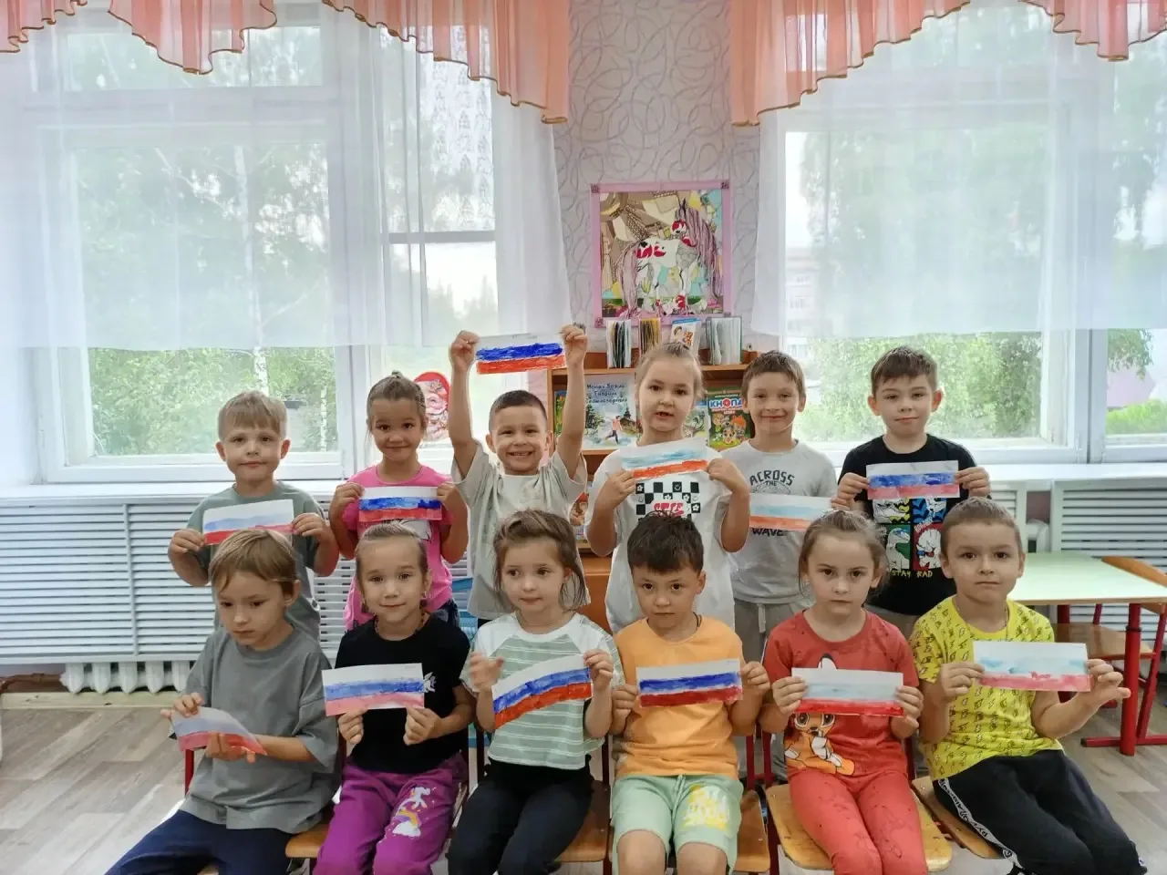 Сегодня в старшей группе 5 провели беседу на тему «Символика Российской Федерации»
