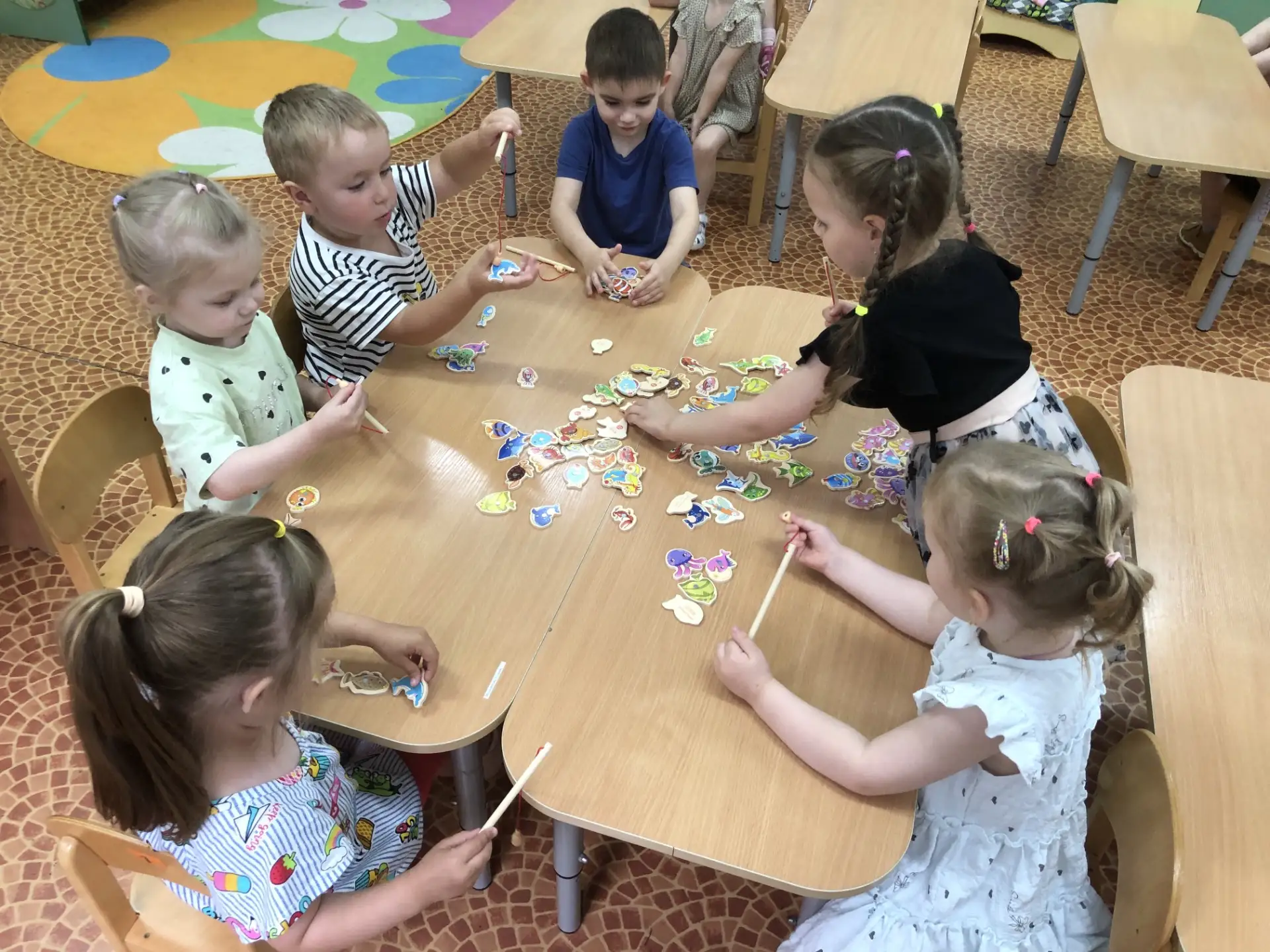 Дети группы младшего возраста продолжают знакомиться с жителями океанов, морей и рек. С большим удов
