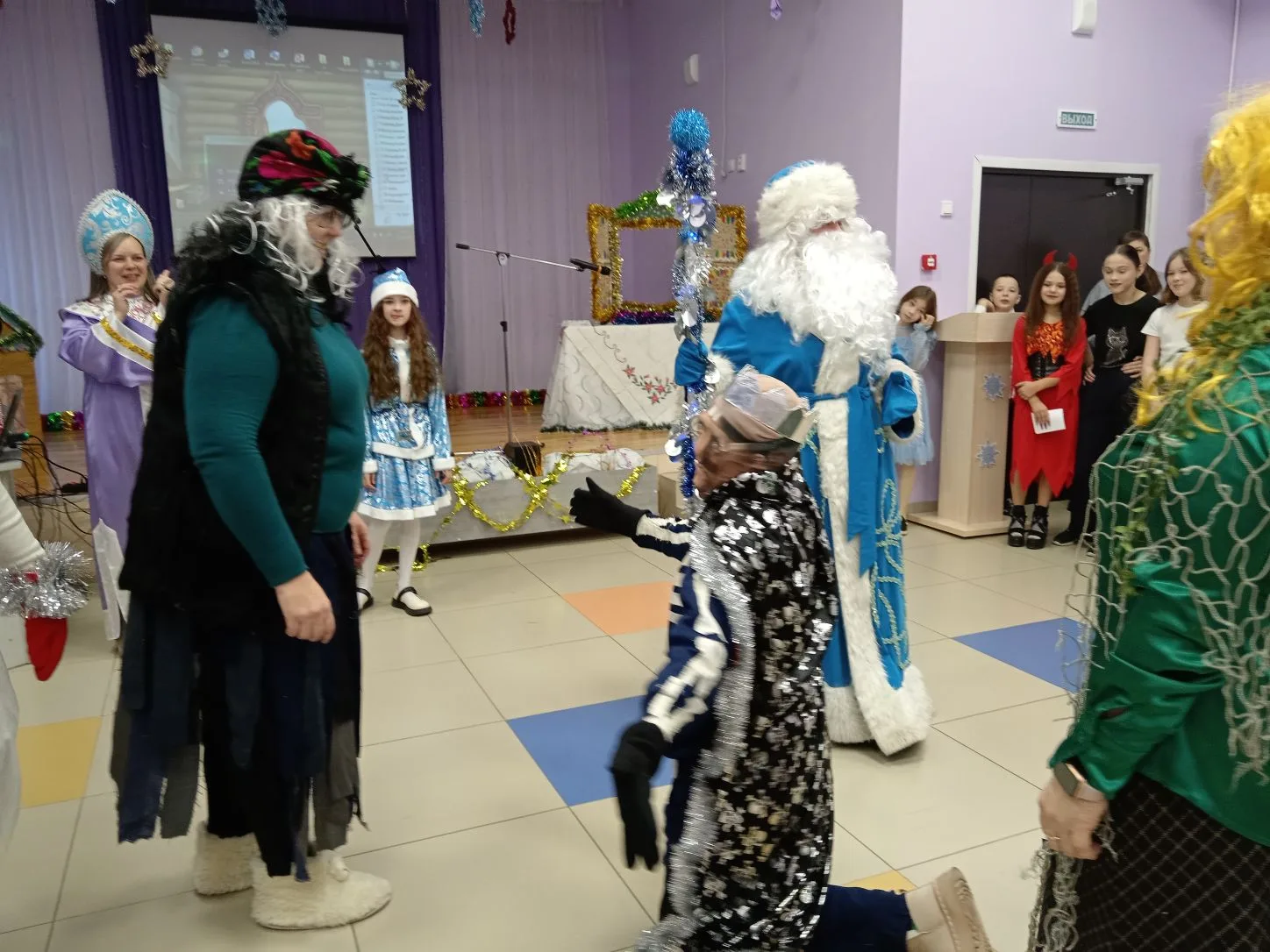 В эти дни в школе проходят новогодние представления. Для дошколят и учащихся начальных ...
