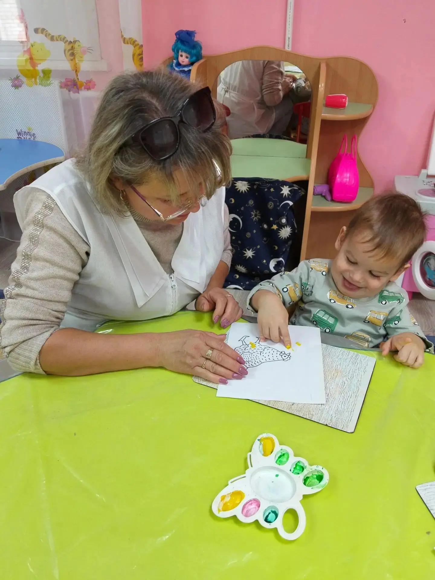 Сегодня малыши отправились в удивительный мир творчества — и заодно помогли курочке нак...