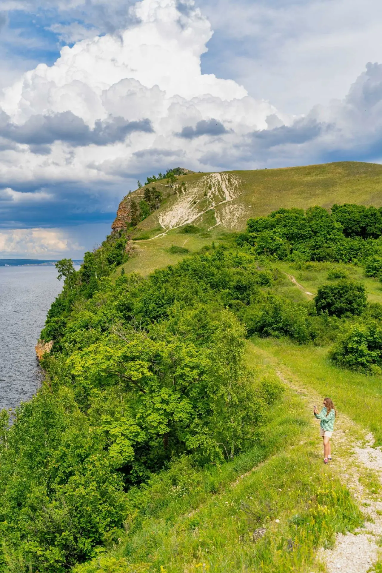 Молодецкий курган и Девья гора ❤ 
На 2 фото — они же, вид с Лепёшки.

📍Координаты кургана: 53.40580