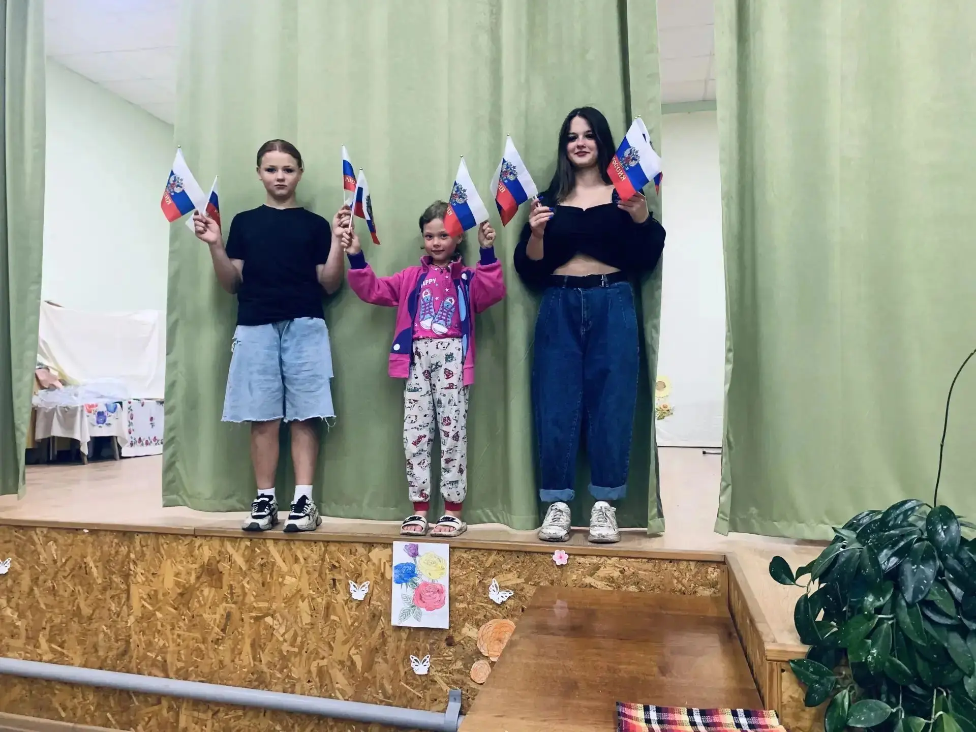 🇷🇺✨ Познавательный час истории «Флаг России — гордость наша» прошёл в Волхонщинском СДК
