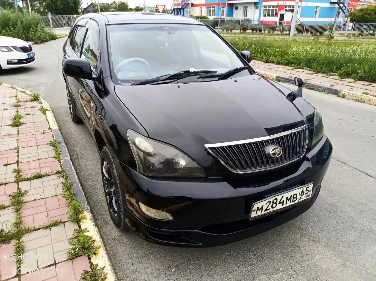 Неизвестный столкнулся с Toyota Harrier и скрылся с места ДТП в Южно-Сахалинске