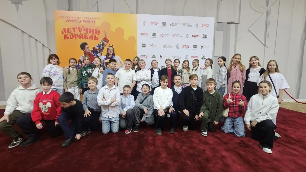Дружная и многочисленная команда обучающихся и педагогов  побывала на премьере  мюзикла «Летучий кор