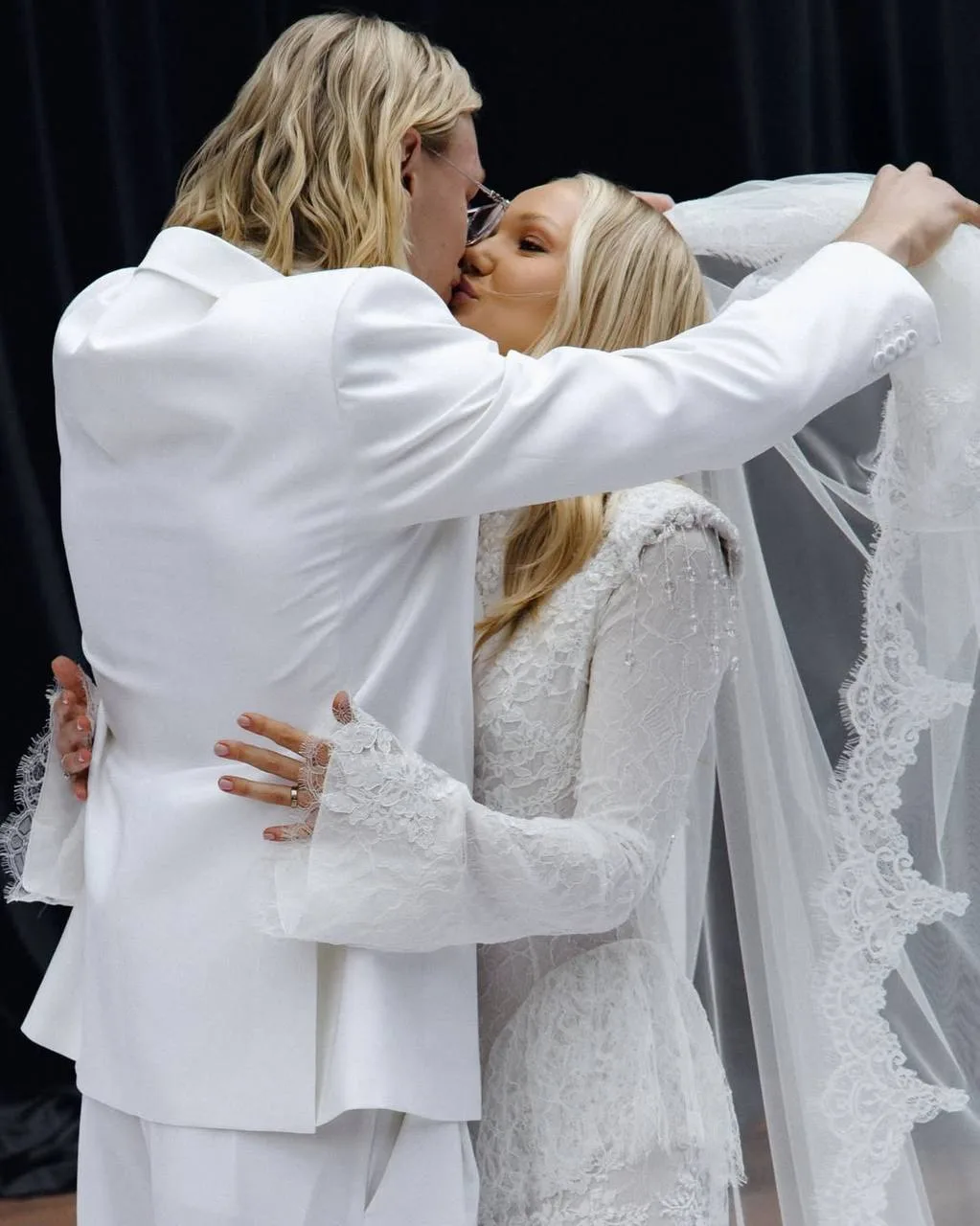 Вратарь французского ФК ПСЖ Матвей Сафонов сыграл свадьбу со своей возлюбленной Мариной Кондратюк

К