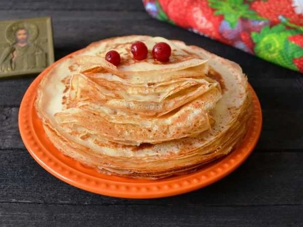 🥞 Постные тонкие блины с дырочками.  Ингредиенты:  - Мука пшеничная – 200 г   - Вода – 1 стакан   - 