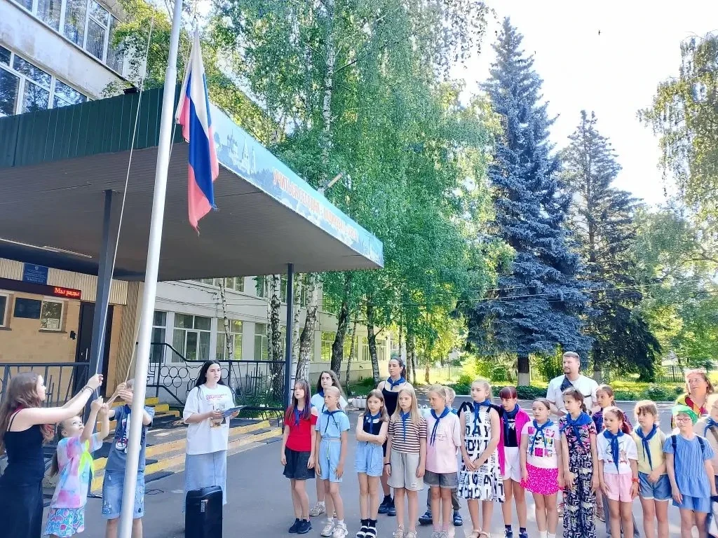 ☀️ Сегодняшний день в «Дельфине» начался по-настоящему торжественно и бодро. Утро встретило нас ярки