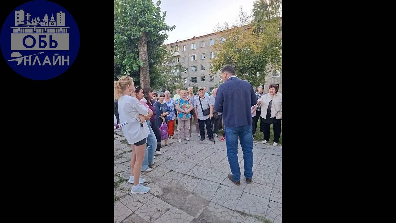 Так называемые внезапные сентябрьские "встречи" главы Оби с местными жителями проходят ...