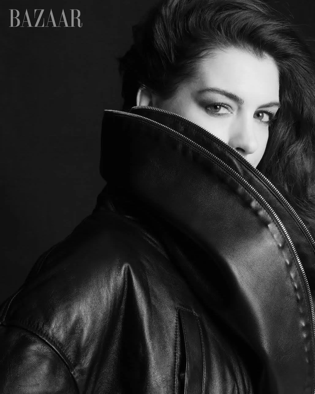 Роковая Энн Хэтэуэй для апрельского выпуска Harper’s Bazaar❤️🩵  В интервью 43-летняя актриса рассказ