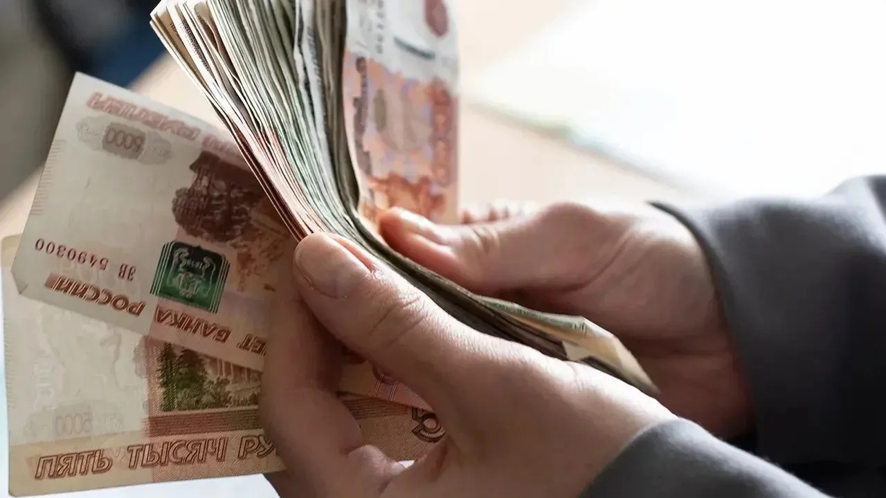 ⚡️РОССИЯНЕ РАЗБОГАТЕЛИ — число людей с зарплатой выше 200 тысяч рублей выросло вдвое 🤑