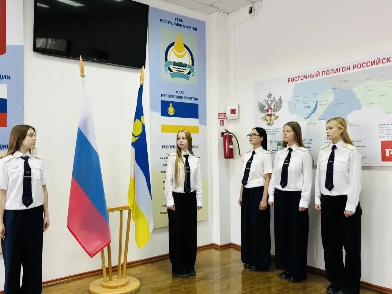 🇷🇺Сегодняшний понедельник начался с торжественной линейки поднятия флагов Российской ...