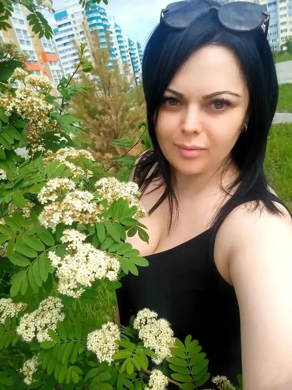 В Барнауле мать скончалась на глазах у детей в игровой зоне ТЦ после падения. Её сын и ...