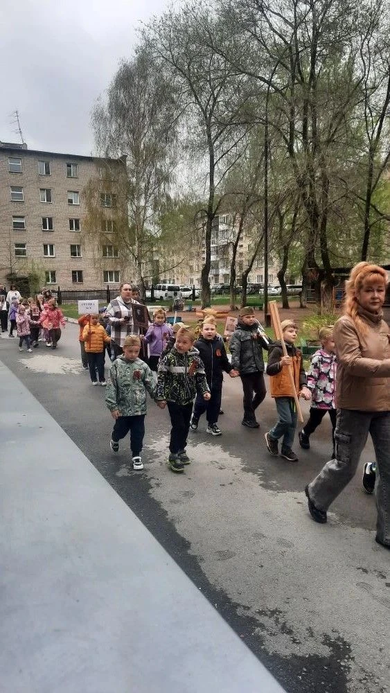 Сегодня в нашем дошкольном отделении прошло шествие Бессмертного Полка!   В одном строю, с портретам