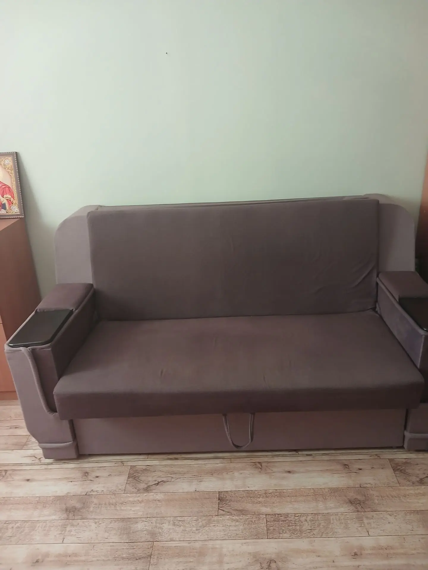 Продам диван-малютку. Почти новый. Пользовались очень редко. 12000 руб. Торг. т..