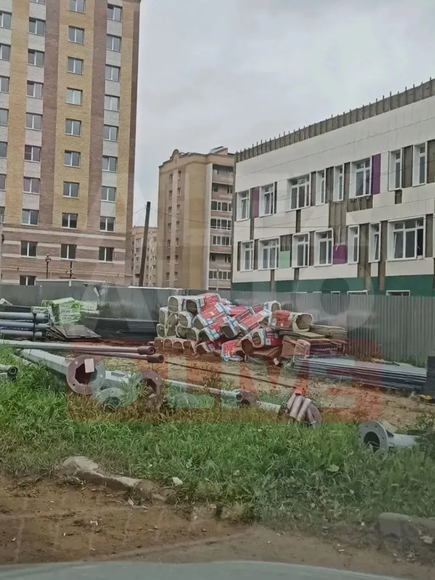 Читатели прислали фотографии со стройплощадки новой школы в Черёмушках на улице Жулёва.
