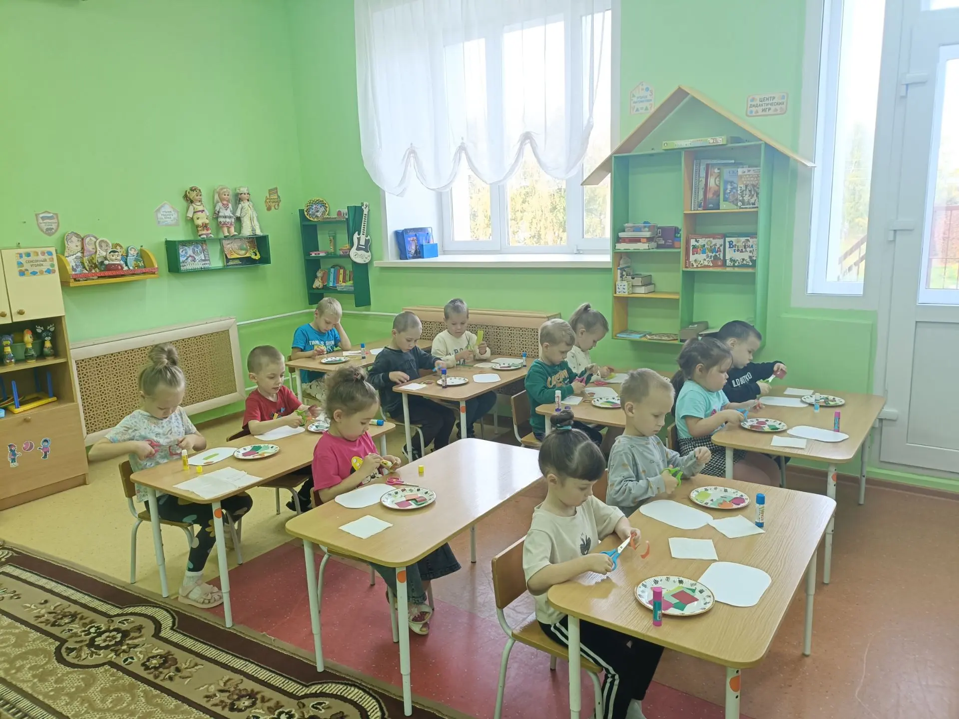 В старшей группе "Пчёлки" прошло занятие по аппликации "Огурцы и помидоры лежат на таре...