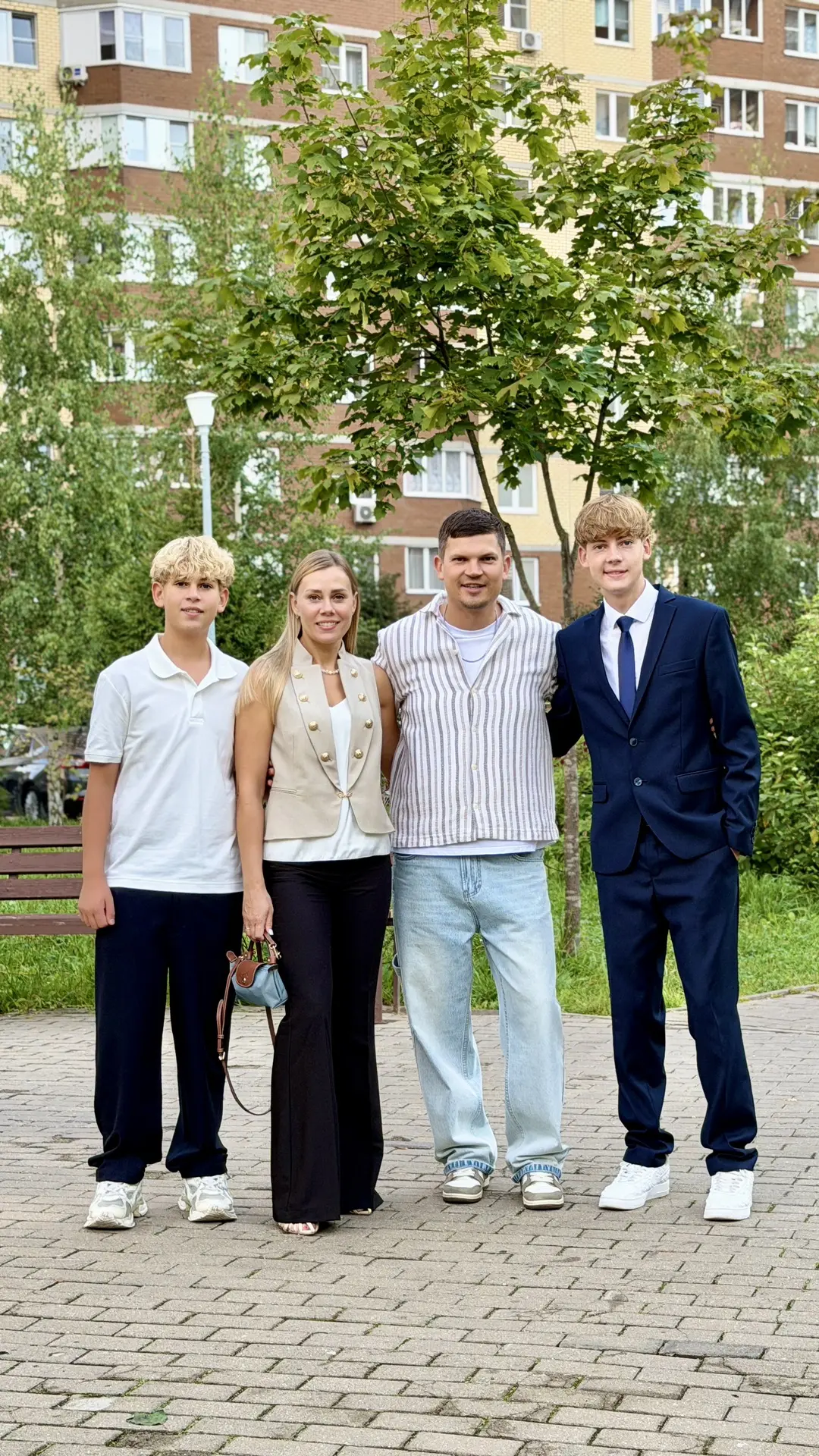Всех с 1 сентября 💐 Желаю ученикам лёгкой учёбы и отличных оценок, а родителям — терпе...