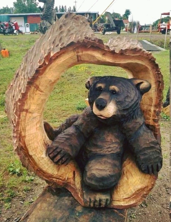 Мишка, вырезанный из дерева. Не перевелись еще умельцы 🐻