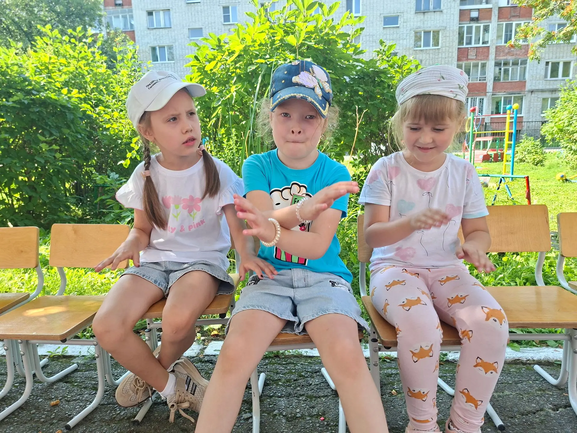 В тёплые летние дни прогулки в детском саду становятся особенно разнообразными: дети играют, наблюда