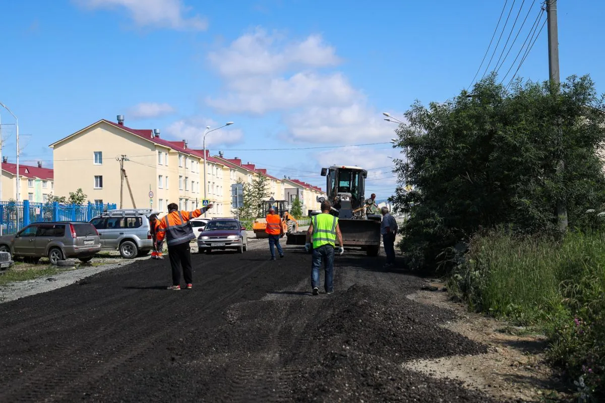 На ул. Большая Полянка произвели отсыпку асфальтовой крошкой и провели уплотнение. Мера временная, н