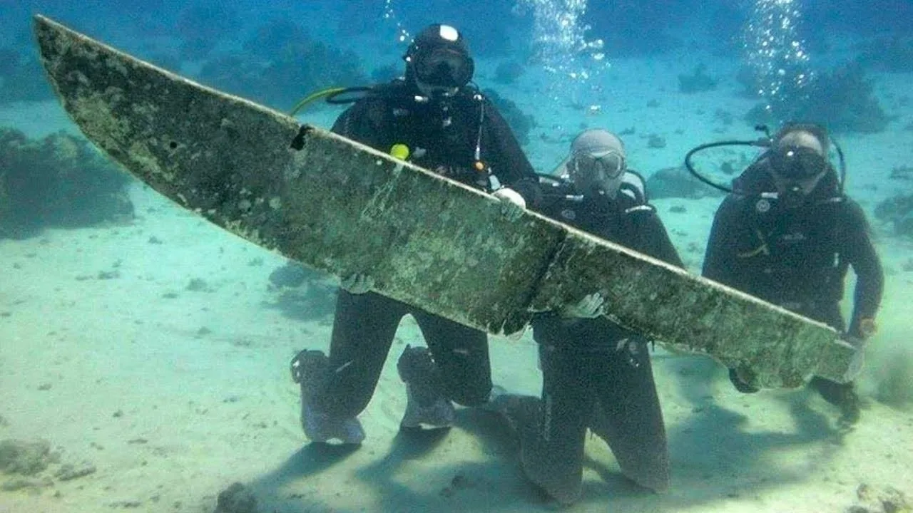 Под водой обнаружен массивный нож.