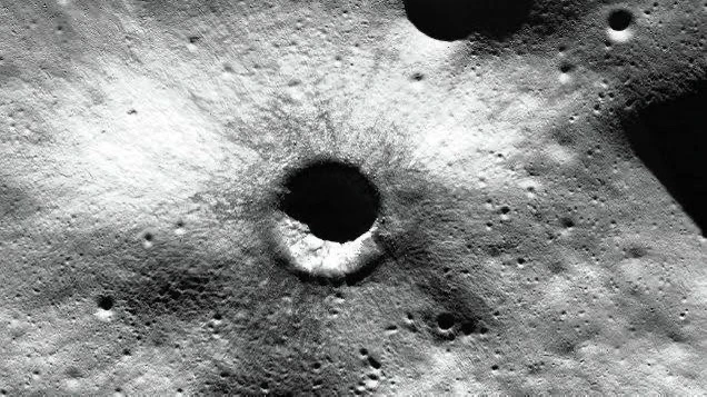 NASA обнаружило на Луне крупнейший новый кратер в Солнечной системе. Его диаметр состав...