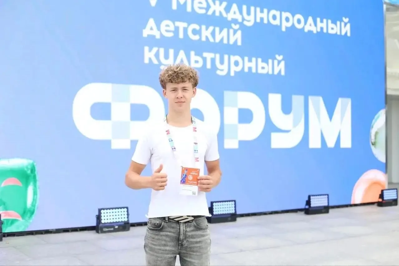 Колесникович Андрей, ученик МБОУ АР гимназии № 3, и 11 стипендиатов Губернатора Ростова...