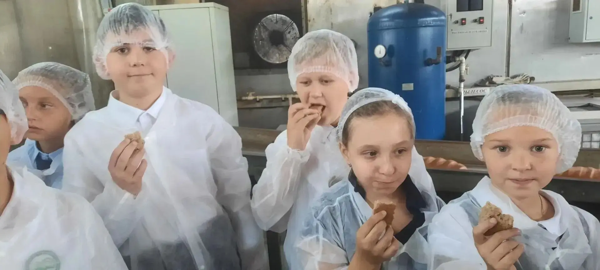 4Б осваивает профессии! Сегодня наш маршрут «Тропинка в профессию» привел ребят на Хлеб...