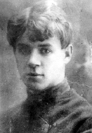 Я покинул родимый дом, 
Голубую оставил Русь. 
В три звезды березняк над прудом 
Теплит матери старо