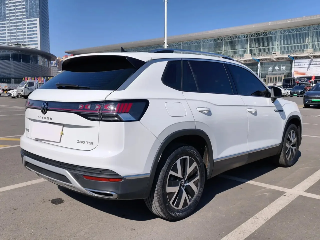 🇩🇪 VOLKSWAGEN Tayron 280TSI — стильный кроссовер по выгодной цене!    дата выпуска 2022/10 • 1.4 л. 