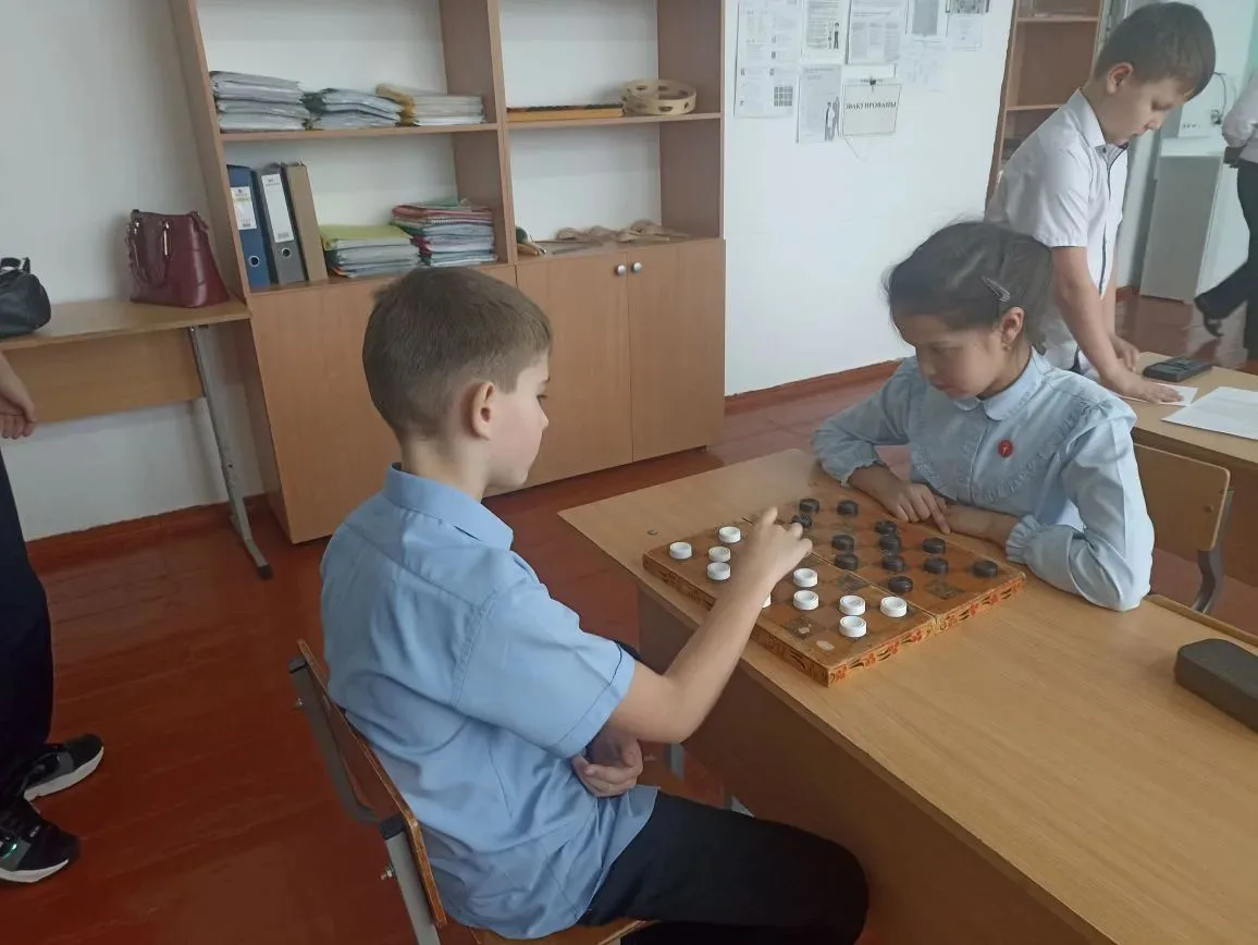 В рамках школьной спартакиады сегодня прошли сjревнования по шашкам