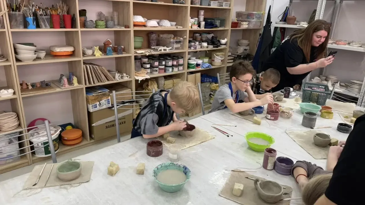 🐱✨ Урок добра и творчества в котокафе ✨🎨☕  👧🧒 Ученики 2 «Е» класса вместе с родителями и классным ру