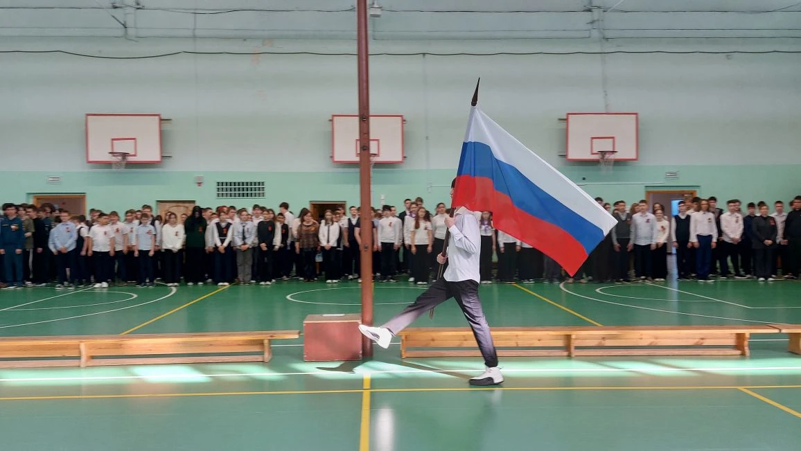 💫Традиционно, по понедельникам учебный день начинается с церемонии выноса государственного флага Рос