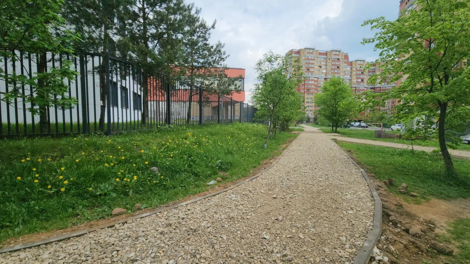 В Красногорске на Успенской улице начали обустраивать народные тропы.  Работы обещают закончить 20 м