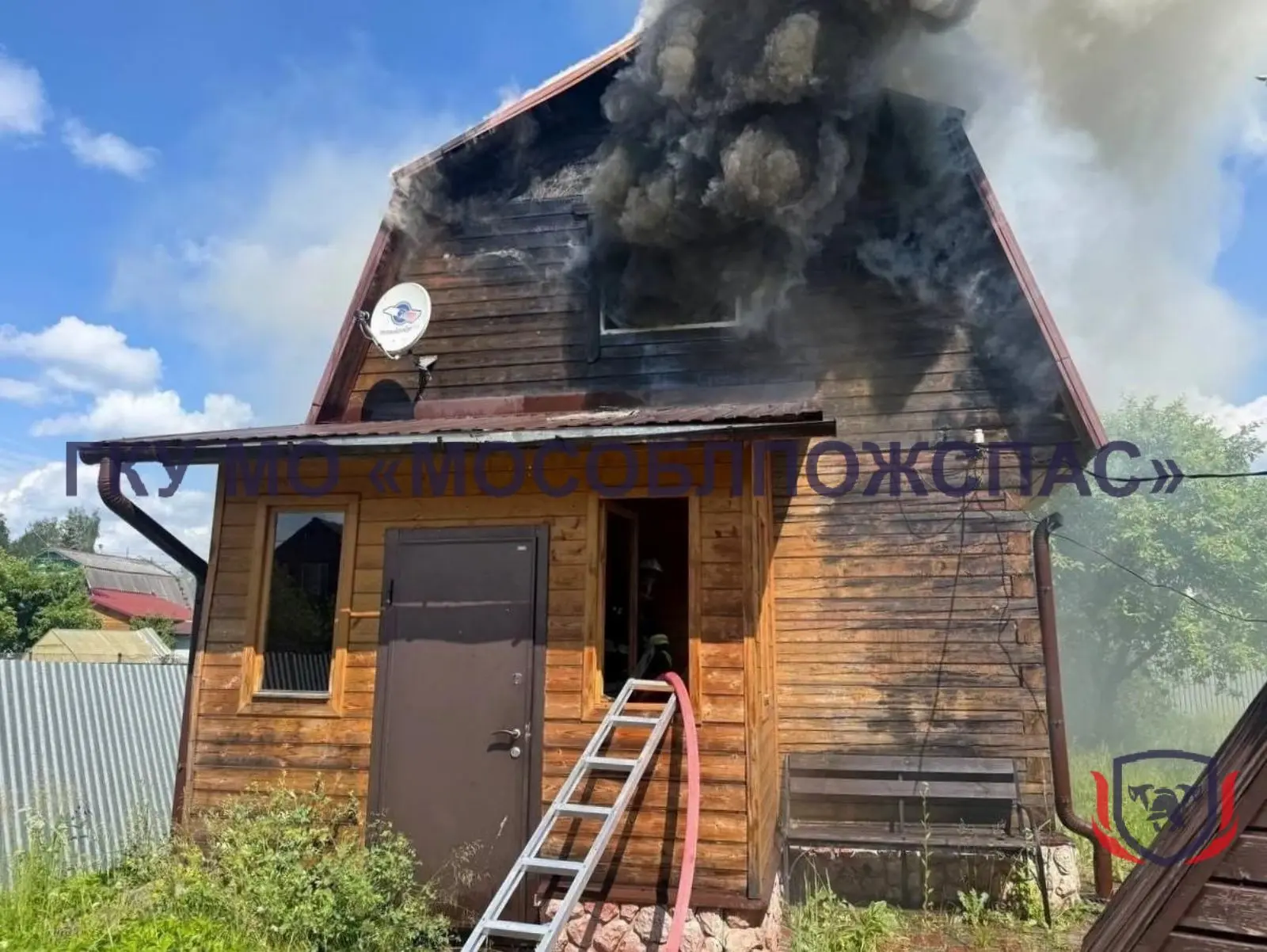 🏠 Вспыхнула мансарда! Огнеборцы потушили горящий дачный дом ⚡️

🔥 Вчера в посёлке Михнево (СНТ "Ра