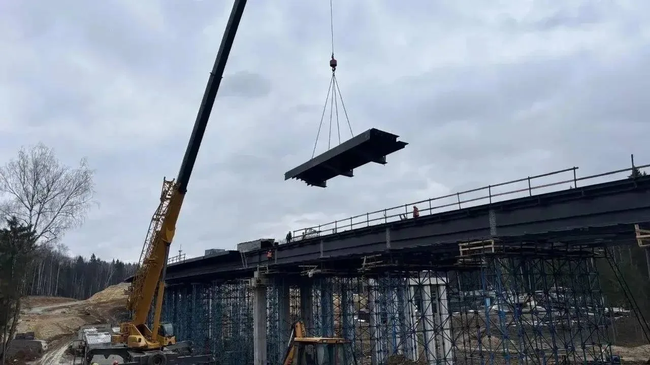 👷‍♂️ Новости со стройплощадки дублёра Пятницкого шоссе:   Строительная готовность дороги составляет 