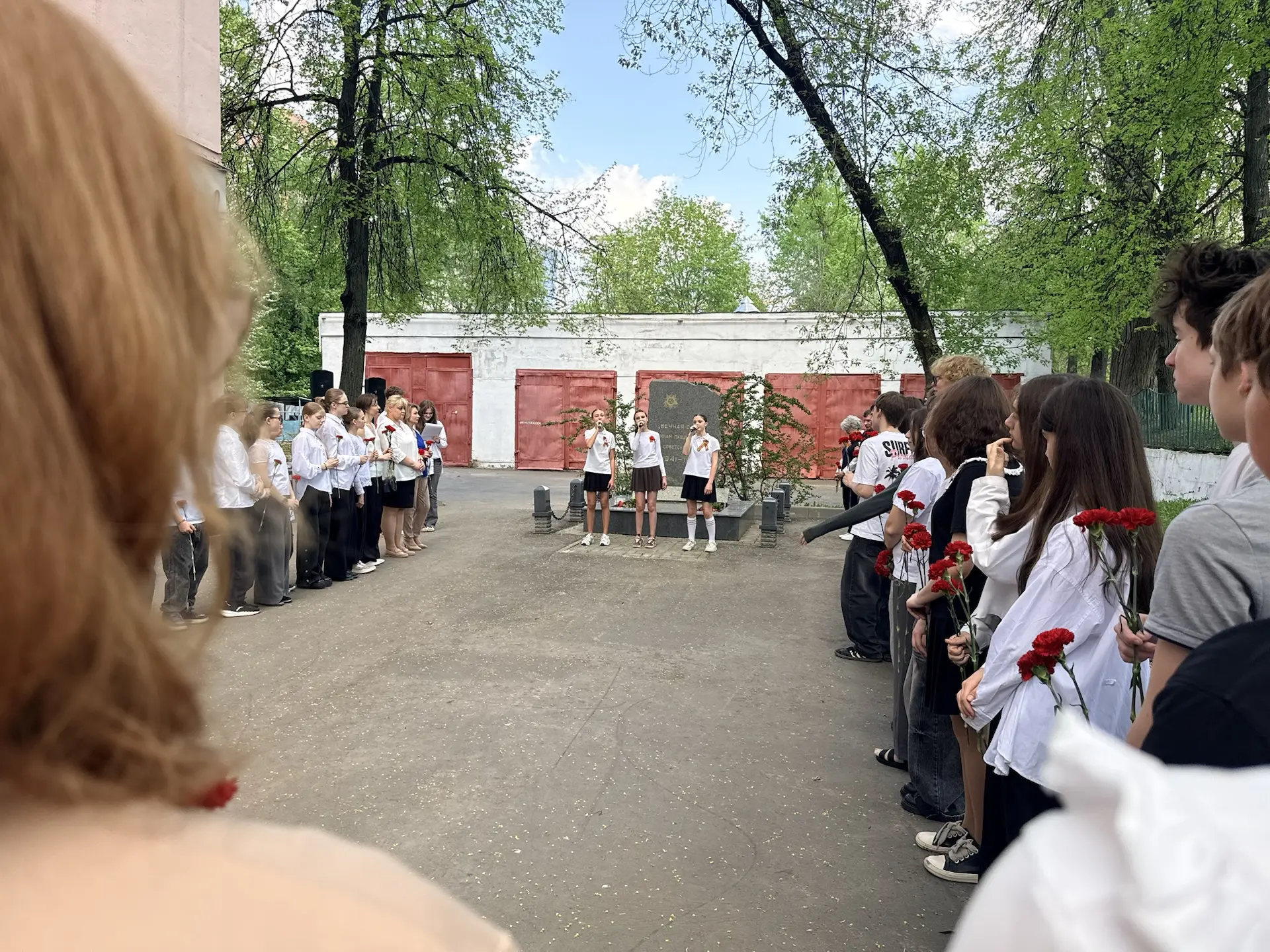 Единство поколений: школьники, педагоги и ветераны объединились в акции «Красные гвоздики»  🕊️ В дни