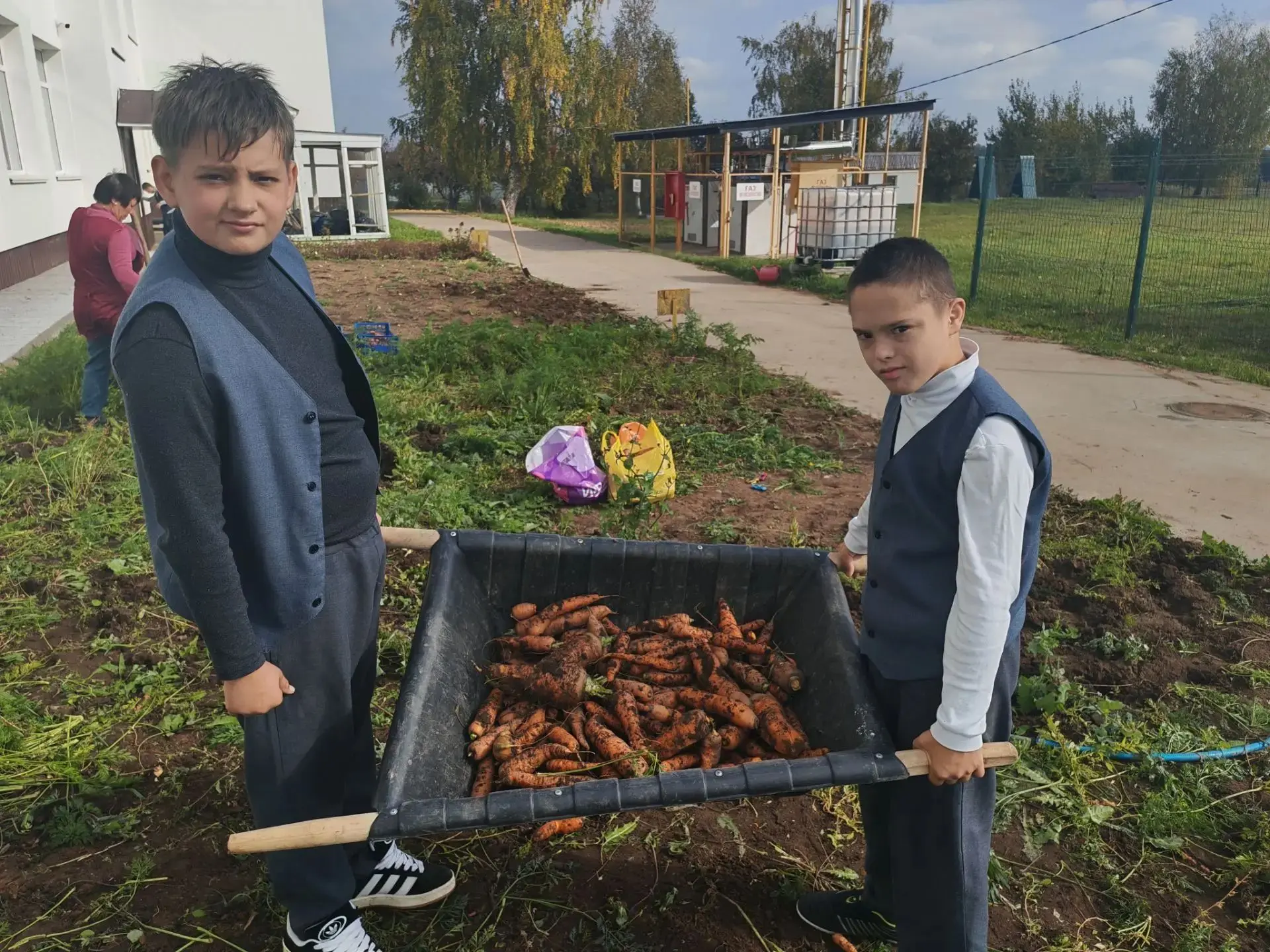 Осенние работы на пришкольном участке.