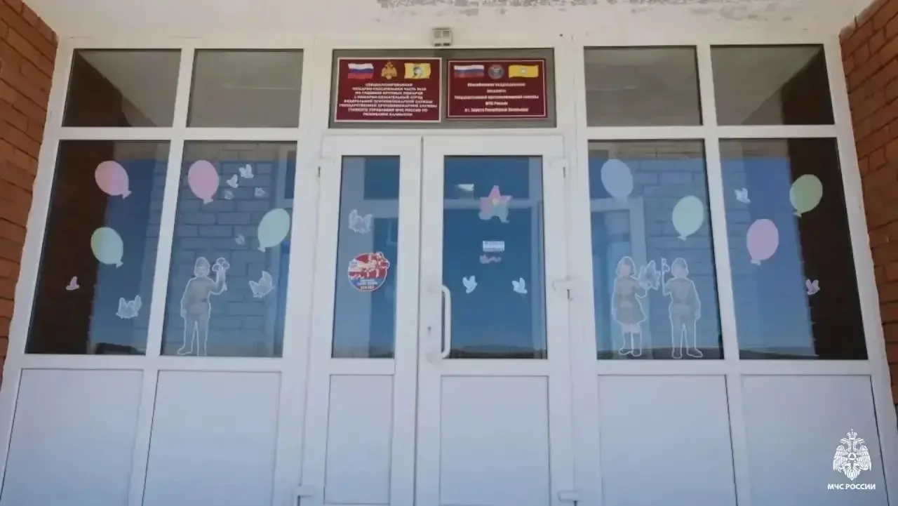 🕊️ В рамках Всероссийской акции «Окна Победы» активисты Движения Первых из 6 «в» и 6 «г» классов при