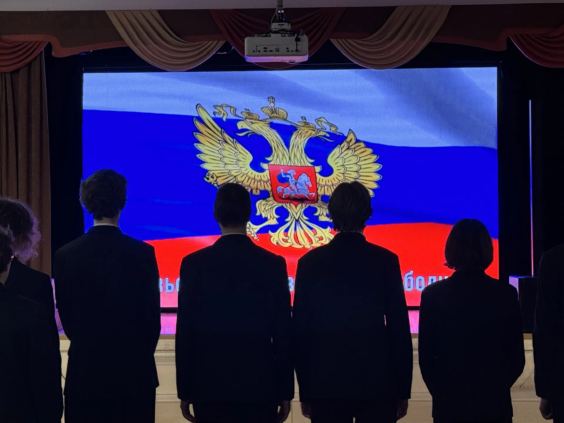 🏫 Утро первого весеннего понедельника в нашей школе🏫  🇷🇺Новая учебная неделя традиционно стартовала 