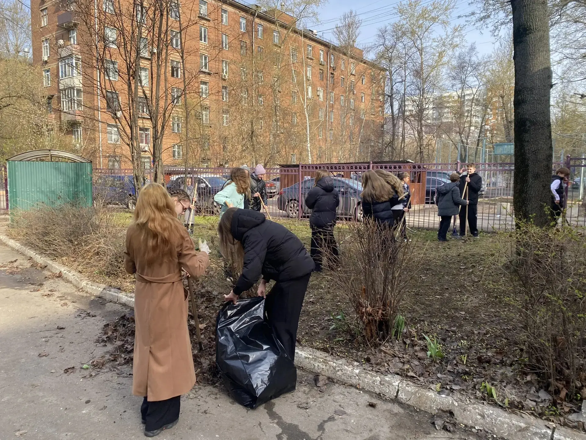 Городской субботник   Субботник бывает в субботу, Но может быть в разные дни, Когда поработать охота