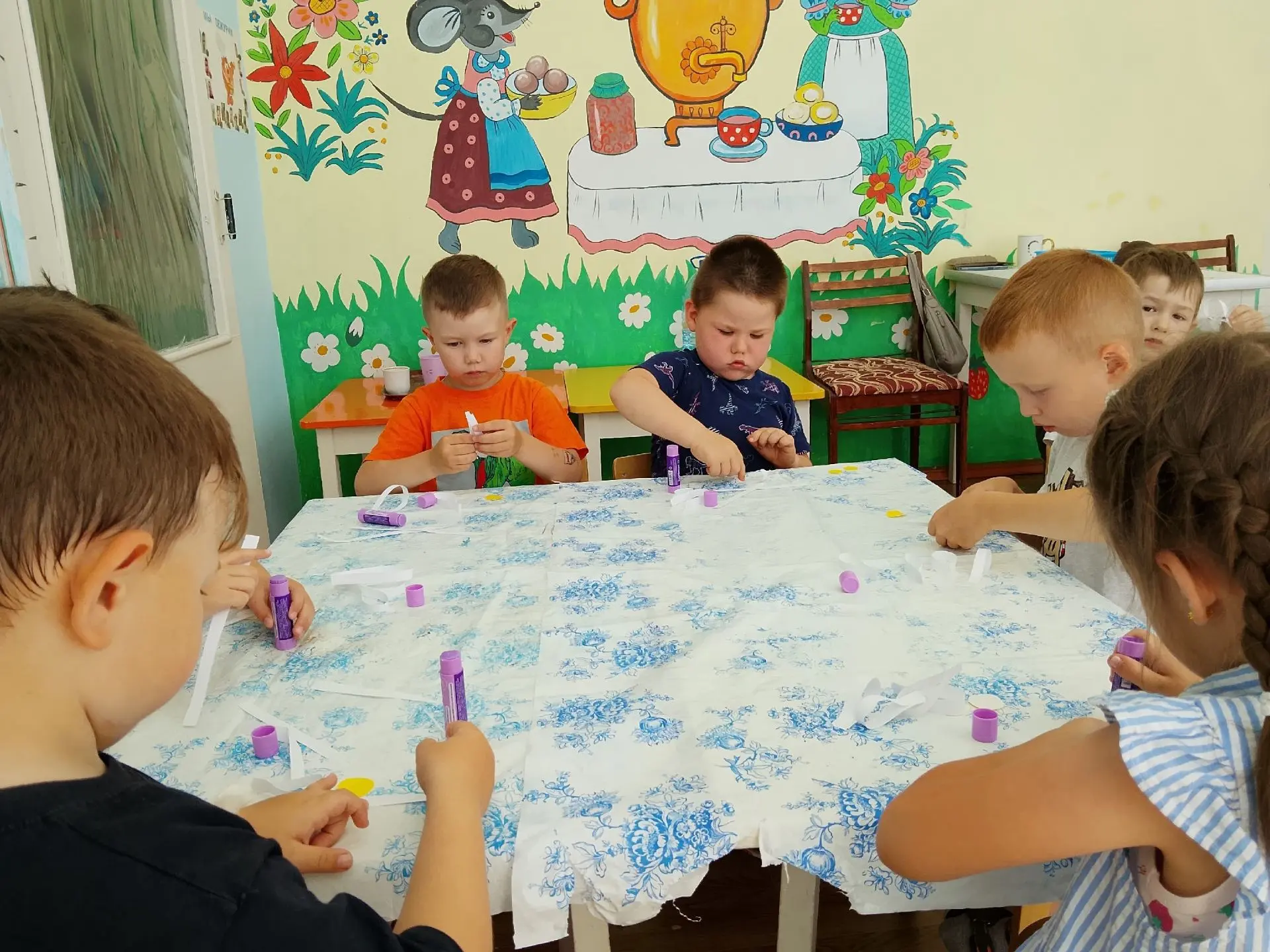 Белая ромашка Лепестки - вразлёт, Мчусь с тобой в ладони Словно вертолёт. Лепестки – пропеллер, Я чу
