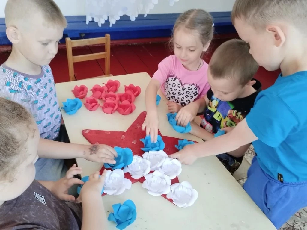 Воспитанники старшей группы компенсирующей направленности с большим усердием и старанием готовятся к