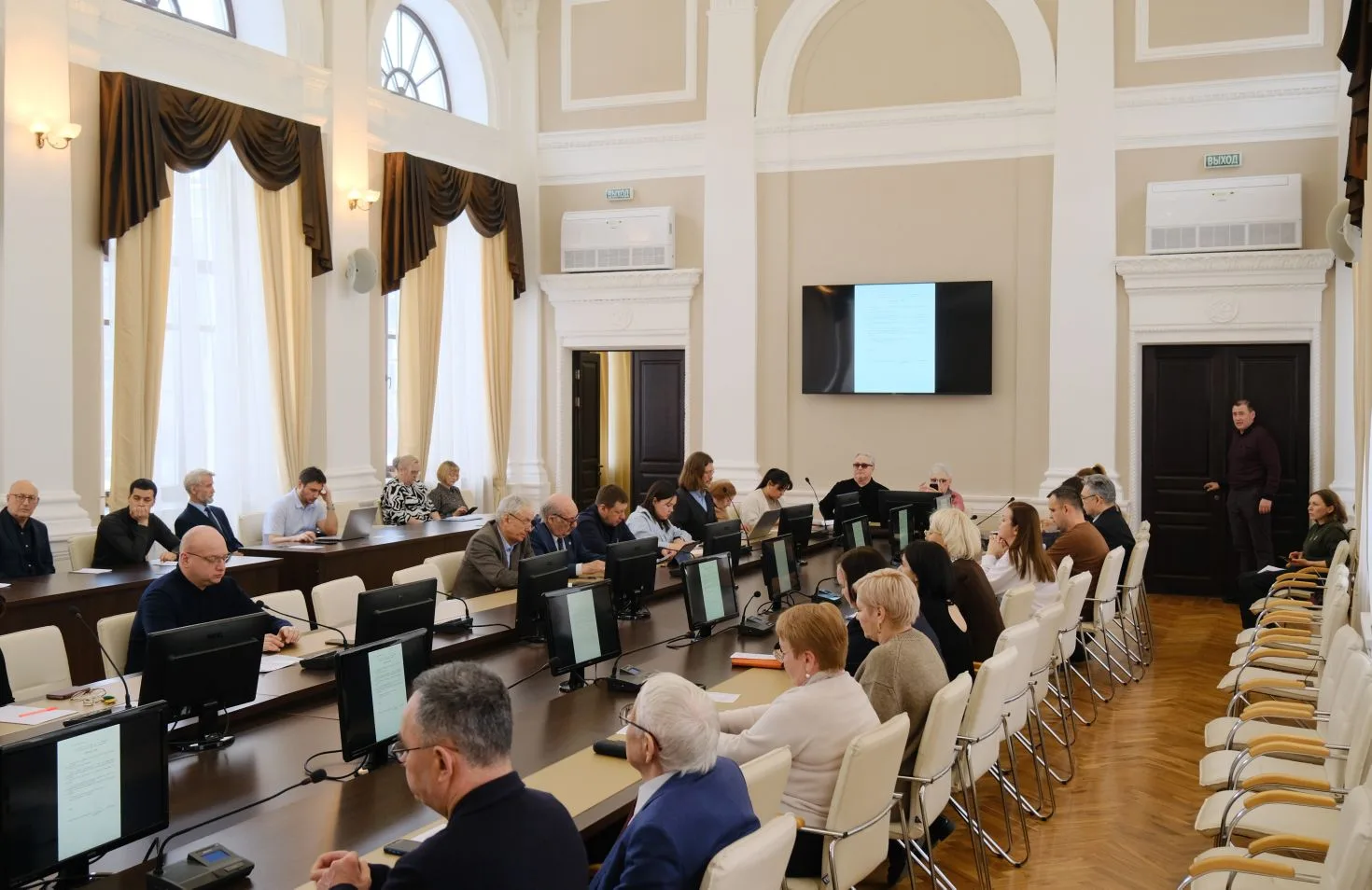 Дорогие друзья, добрый вечер.  Сегодня в нашем прекрасном зале заседаний состоялось ежемесячное засе